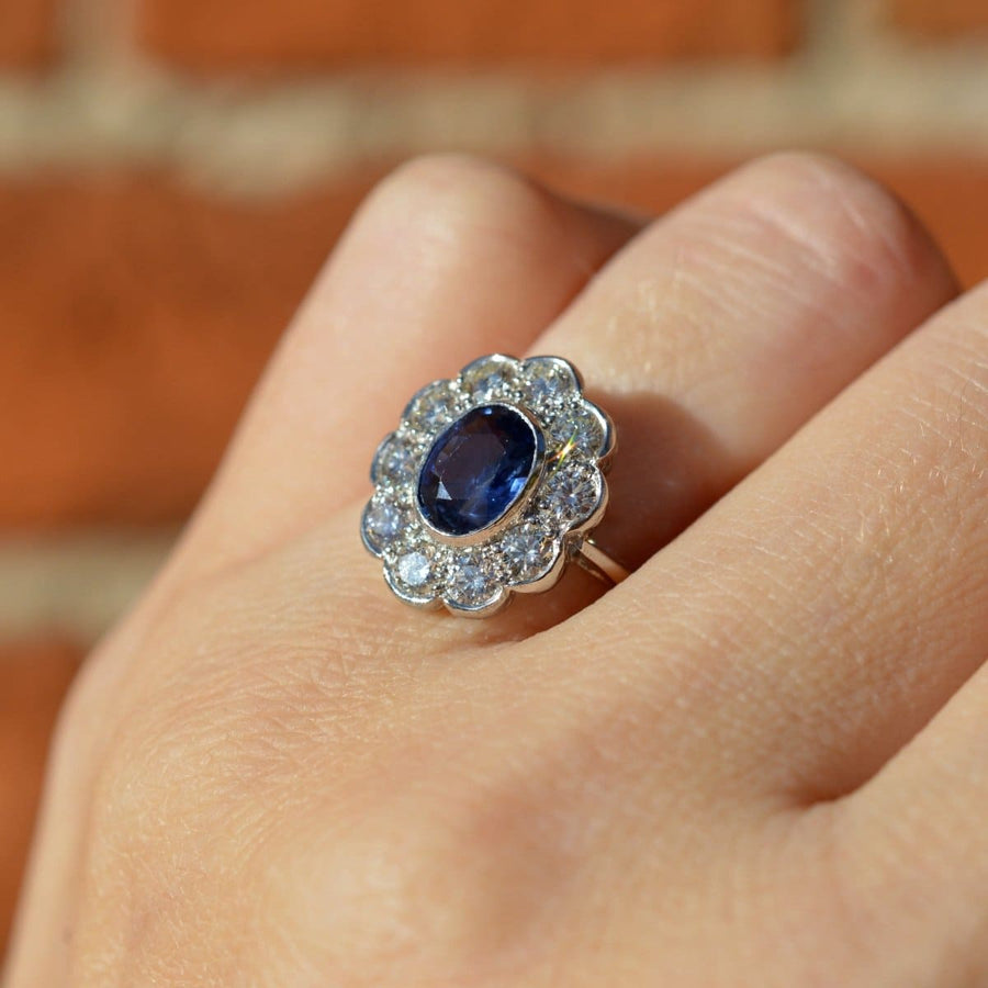 Vintage Platin Saphir und Diamant Cluster Ring mit einem 1 Karat Saphir und 1,2 Karat von Diamanten in einer gewellten Fassung.