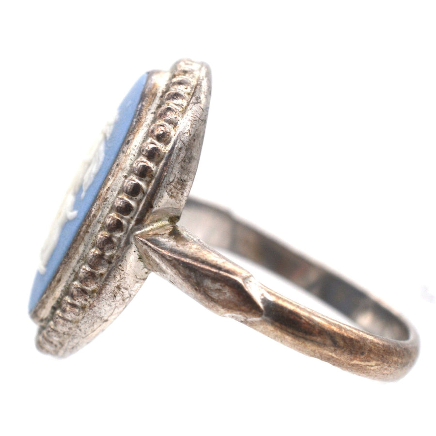 Silberner Wedgwood-Ring mit der Plakette "Diana the Huntress", der klassische Handwerkskunst zeigt.