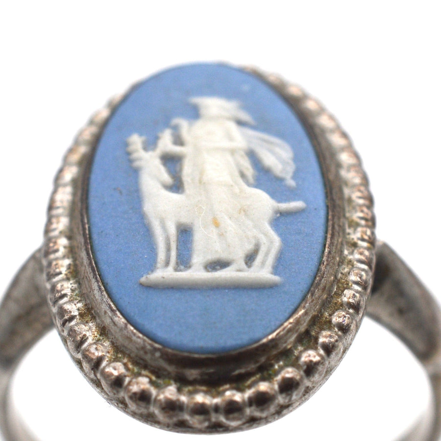 Wedgwood-Plakettenring aus den 1960er- bis 1970er-Jahren mit der Darstellung von Diana, der Jägerin, und einem Silberring.
