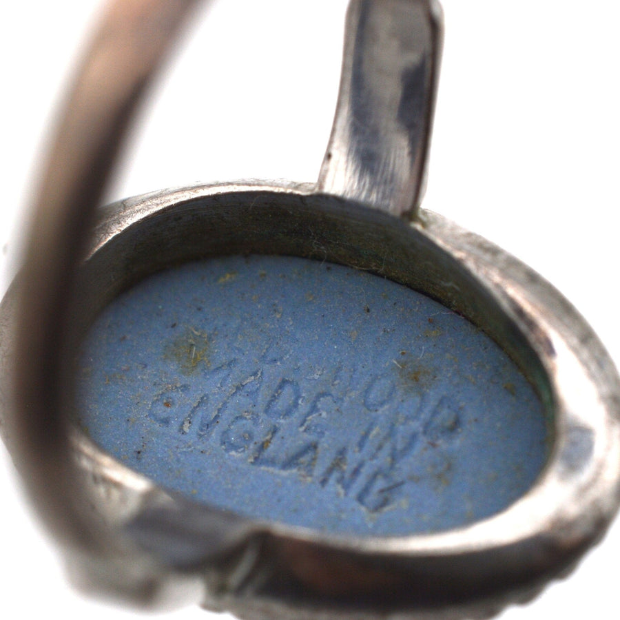 Ansicht von unten auf einen alten Wedgwood-Plakettenring mit blauer Innenseite und der Aufschrift "Wedgwood Made in England".