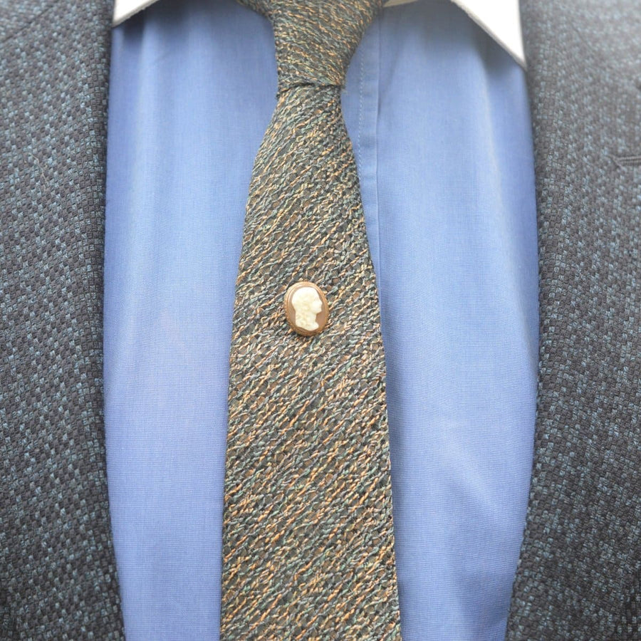 19th Century 9ct gold helmet shell cameo tie pin featuring a Roman goddess on a patterned tie.