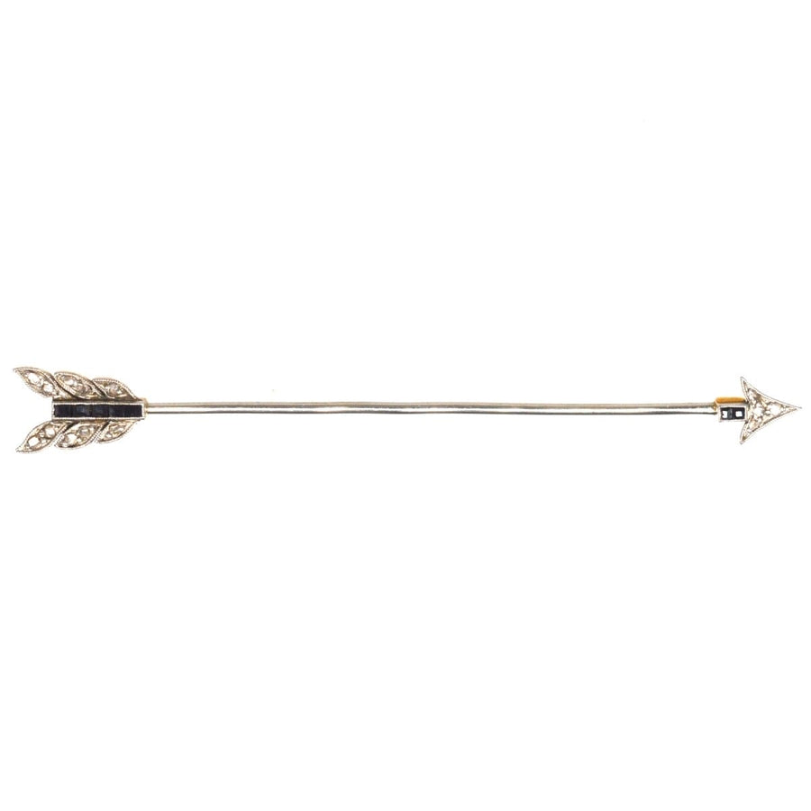 Art Deco platinum and gold arrow brooch with black sapphire and diamonds, 1920s vintage design.