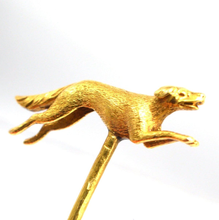 Early 20th century 15ct gold tie pin featuring a running hunting dog in intricate detail.
