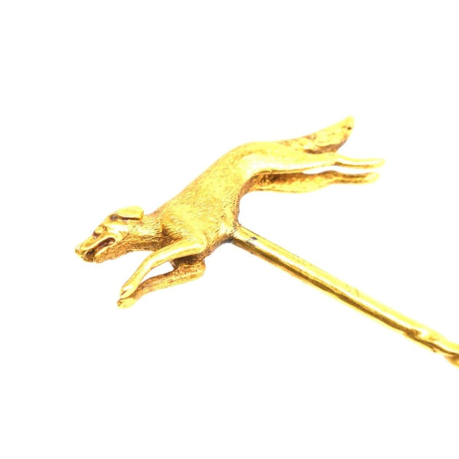 Early 20th century 15ct gold tie pin featuring a sculpted running hunting dog in intricate detail.