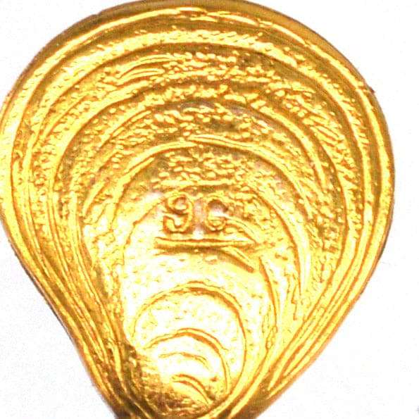 Close-up of 9ct gold oyster shell design, showcasing intricate details on an Edwardian hat pin.