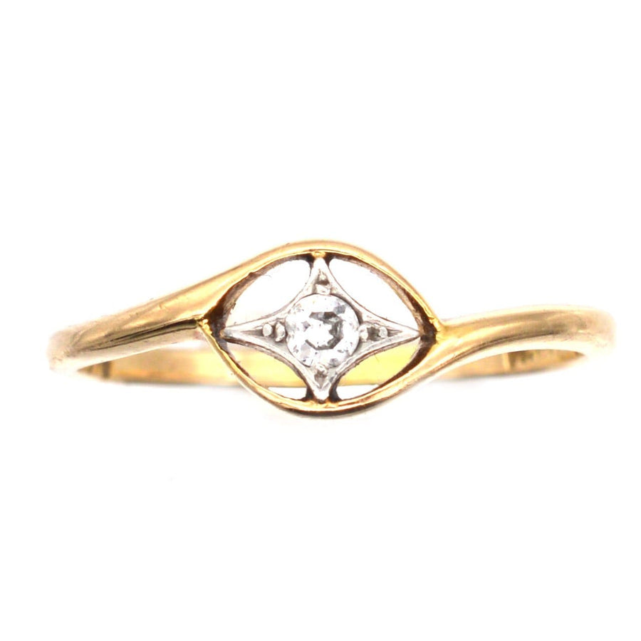 Art Deco 18ct gold diamond twist ring with star motif, dating 1915-1925, featuring exquisite craftsmanship.