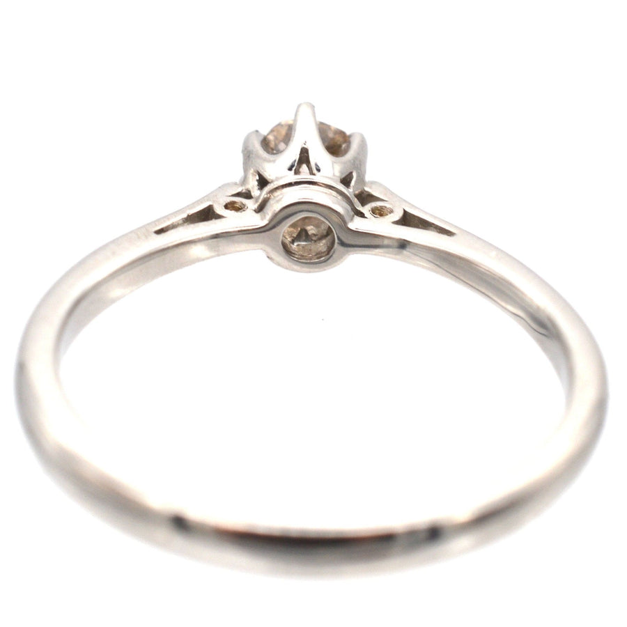 Art Deco platinum solitaire ring featuring a stunning cognac diamond, showcasing vintage craftsmanship and elegance.