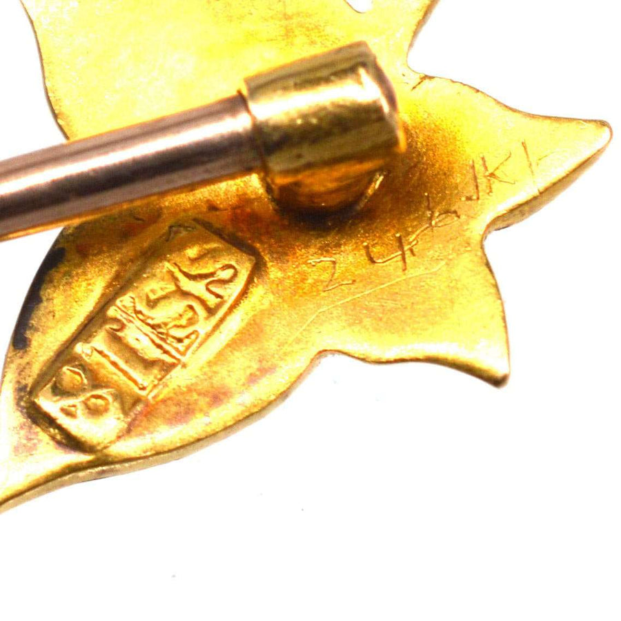 Close-up of an Edwardian 18ct gold ivy leaf tie pin featuring stamp details and craftsmanship.