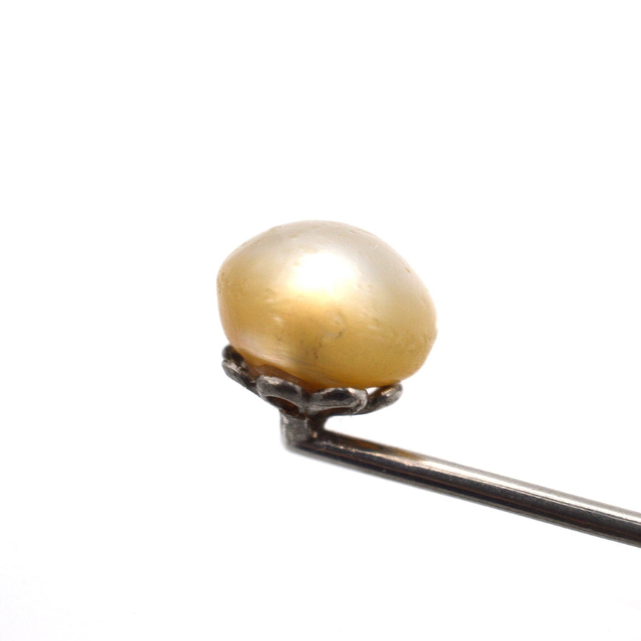 Edwardian platinum tie pin featuring a large lustrous natural pearl, circa 1910-1920s, ideal for enhancing silk ties.
