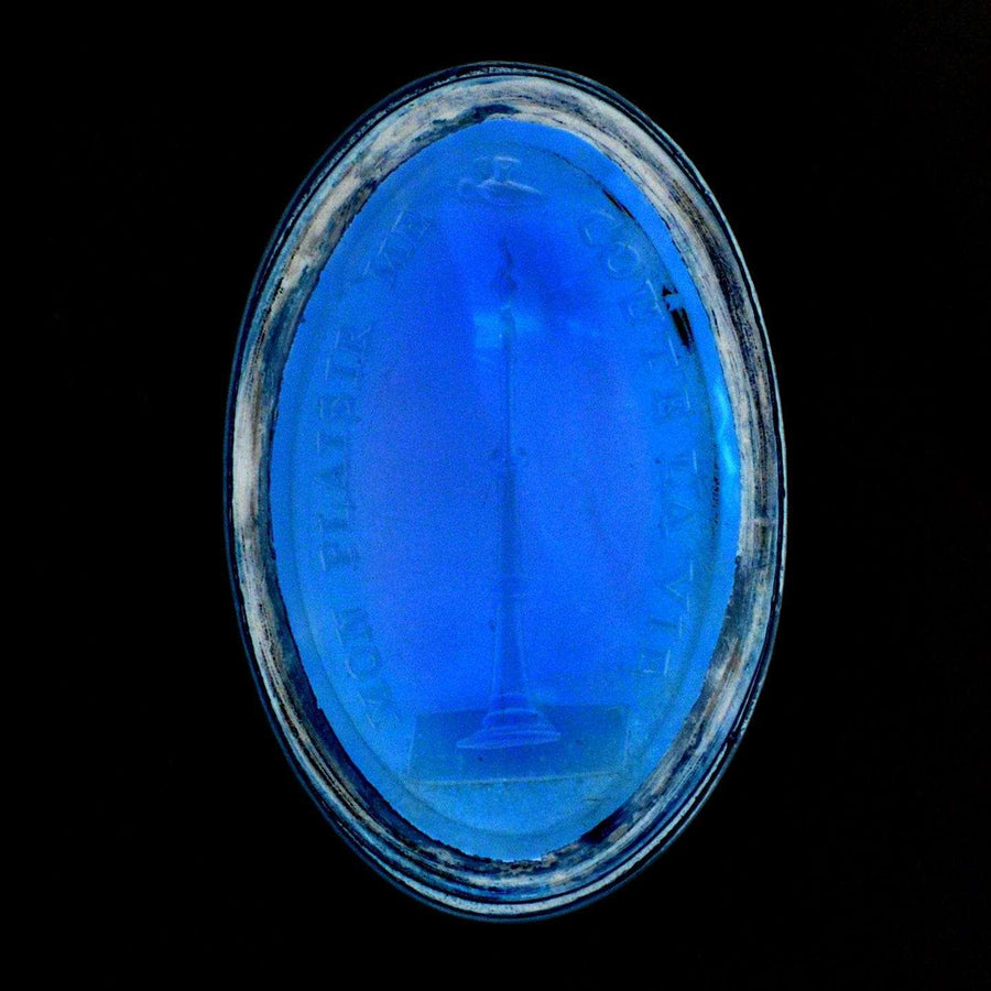 Georgian 9ct gold carnelian seal with moth and candle intaglio, engraved with 'Mon plaisir me coûte la vie'.