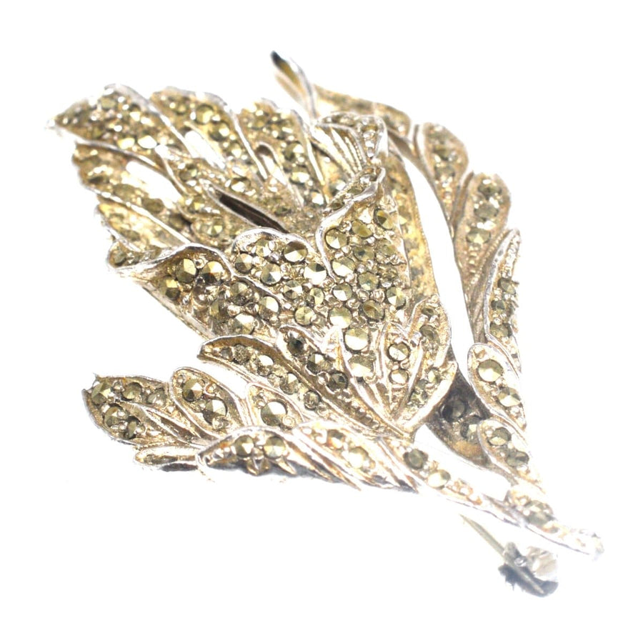 20 世纪 40 年代铬和黑云母石花卉胸针，带有复杂的叶片设计，犹如玫瑰切割钻石般熠熠生辉。