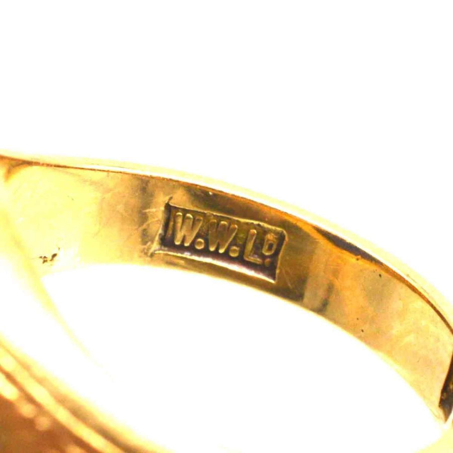 一枚古董 18K 金戒指的内部视图，显示了制造商 W.W.LD 的标记。