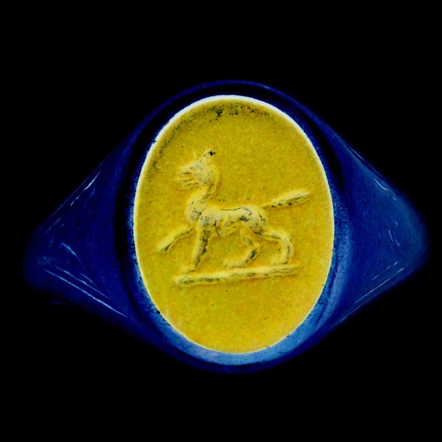 20 世纪 60 年代的 18K 金印章戒指，镶有青金石狼形凹刻图案，展现了精湛的工艺和纹章设计。