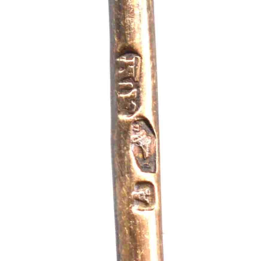 奥匈帝国 14K 金领带夹上的印记特写，展现了精湛的工艺。