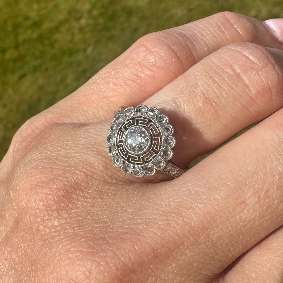 装饰艺术风格的 18K 金和铂金目标钻石戒指，带有希腊钥匙细节，展示了一颗旧欧洲切割钻石。