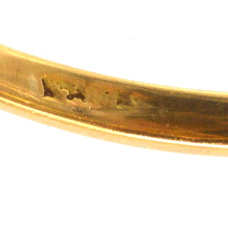 18K 金戒指内圈特写，显示印记细节。