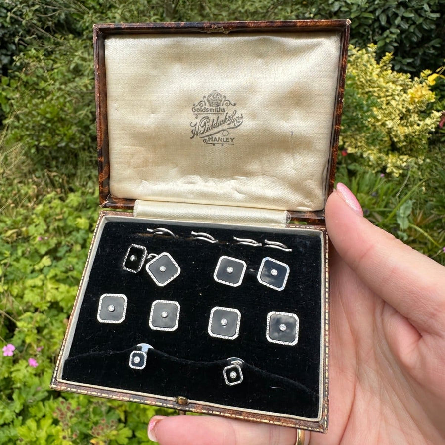 Art Deco 9ct white gold dress set with onyx and diamonds in original Henry Pidduck & Sons box, stylish cufflinks.