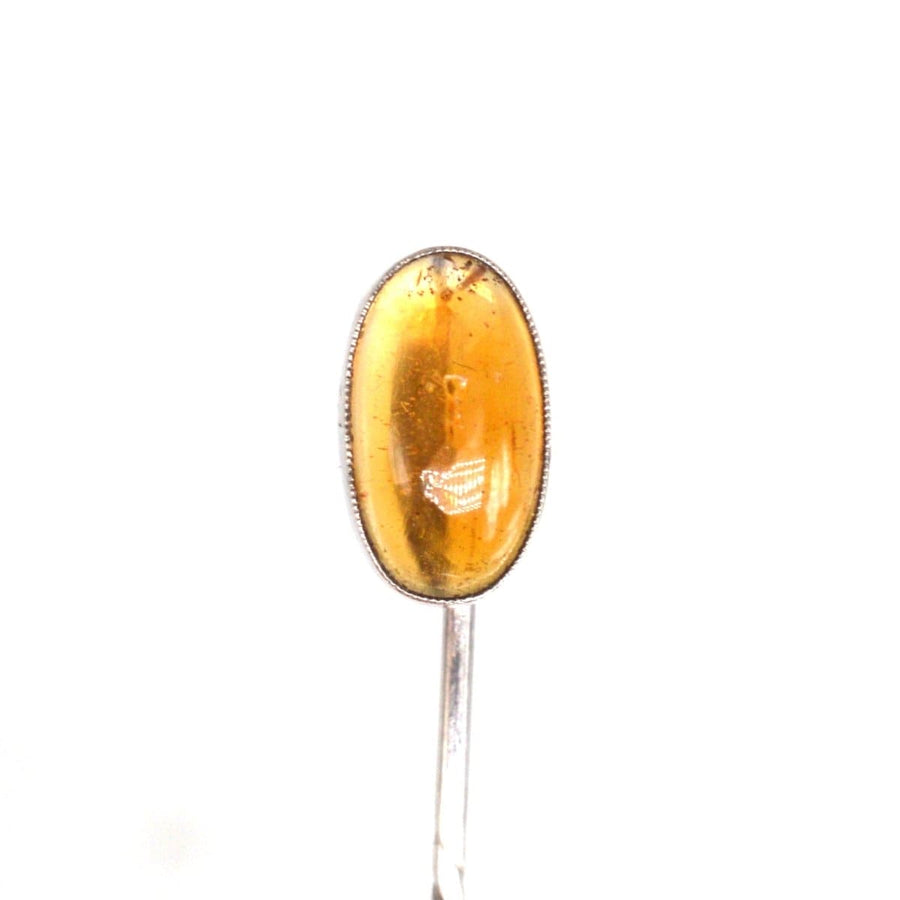 装饰艺术风格的银质领带别针上镶嵌着一颗引人注目的天然琥珀宝石，约制作于 20 世纪 20 年代，是为任何服饰增添优雅气质的完美选择。