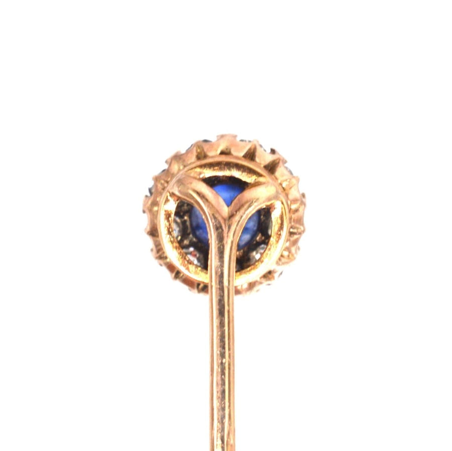 Edwardian 18ct rose gold tie pin featuring a vibrant blue sapphire and diamond cluster, circa 1900-1910s.