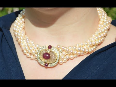 中世纪 18K 金养殖珍珠三串项链，配红宝石和钻石搭扣。