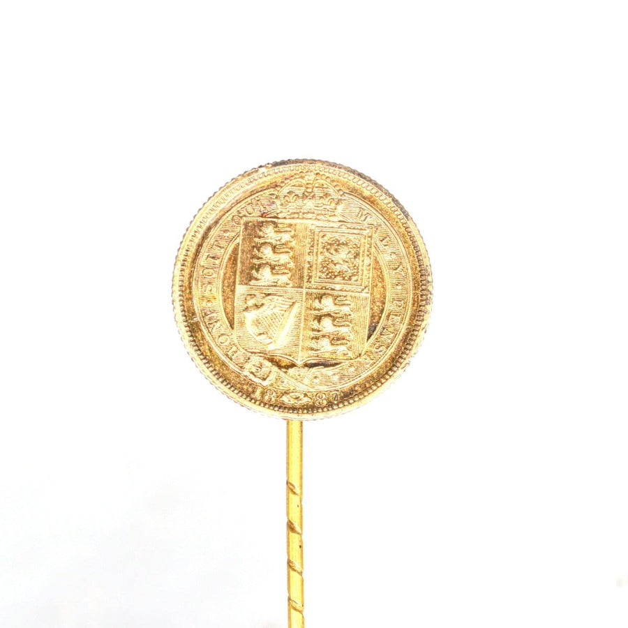 维多利亚时期的 1887 年维多利亚女王六便士银领带别针，带有细致的盾牌设计。