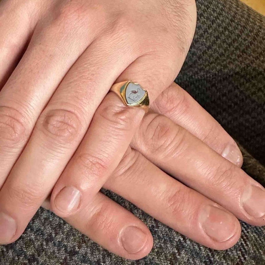 维多利亚 18K 金印章戒指，刻有红玉髓鹳和锚的手形凹刻图案