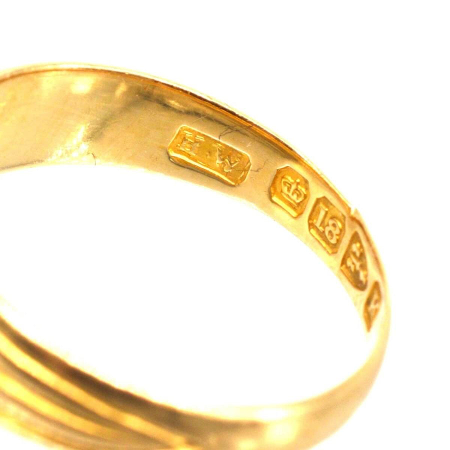 维多利亚 18K 金戒指特写，显示 1893 年英格兰切斯特的印记和纯度标记。