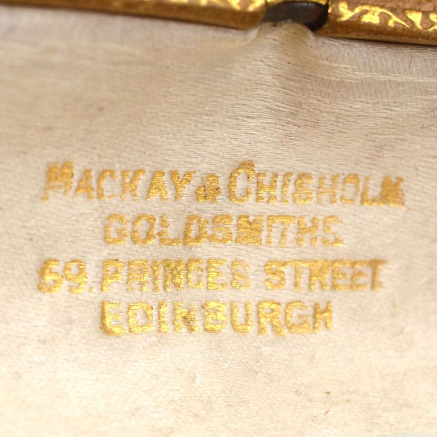 原包装盒上的 Mackay & Chisholm Goldsmiths 标签，爱丁堡王子街 59 号，高级珠宝设计。