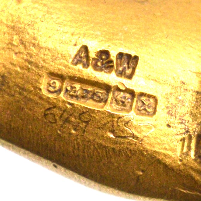 Alabaster & Wilson 9ct 金胸针的印记细节，带有 A&W 标记和 1972 年证书。