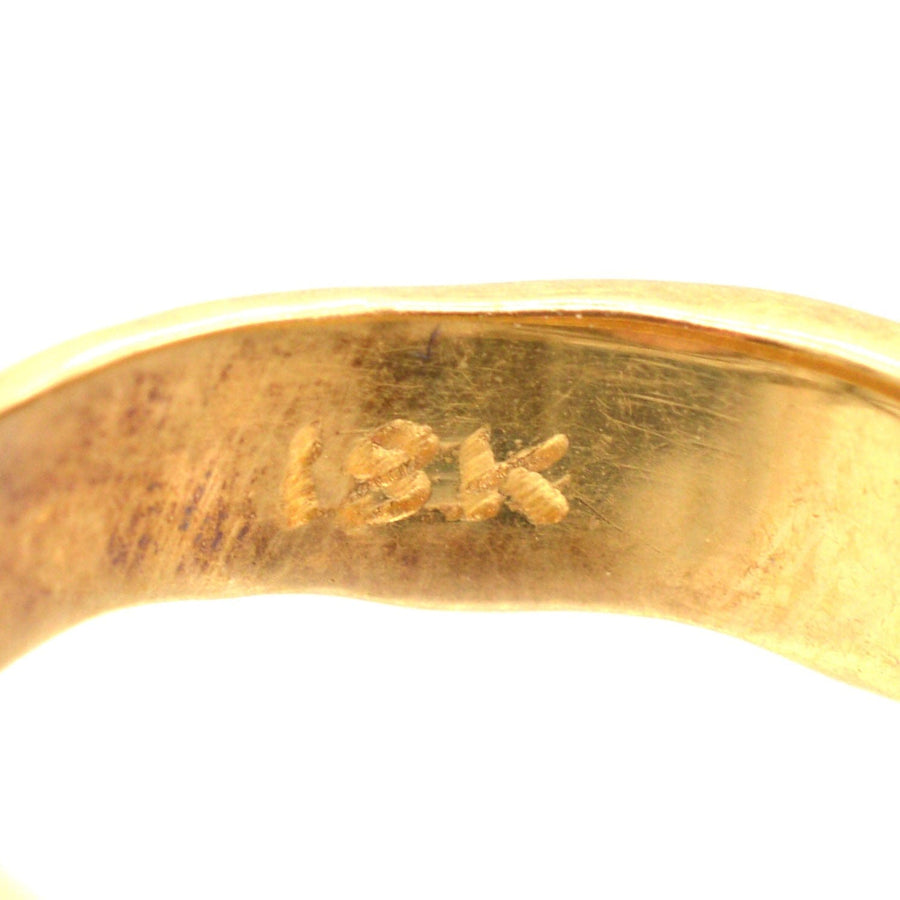 18K 金戒指内圈特写，刻有印记。