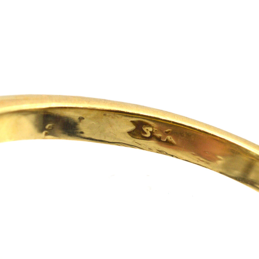 展示印记和工艺细节的 18K 金复古戒指内景。