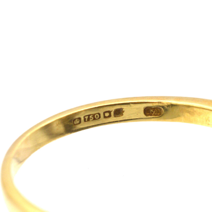 一枚老式 18ct 金戒指上的印记特写，显示 750 印章和伦敦珠宝标记。