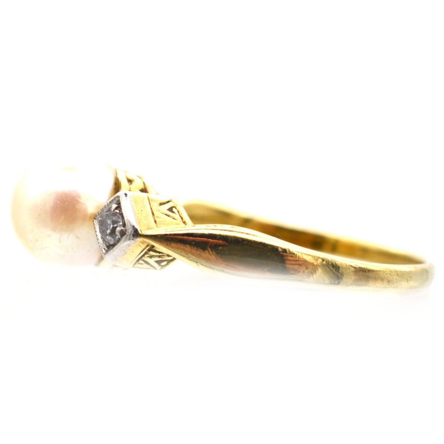 装饰艺术风格的 14ct 金戒指，镶嵌一颗养殖珍珠和钻石，约 20 世纪 30 年代，保存完好，非常适合作为订婚戒指。