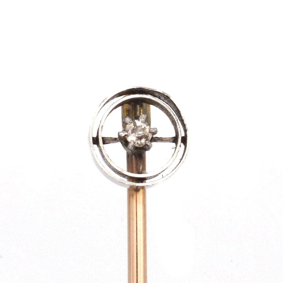 装饰艺术风格的 14ct 白金领带夹，铂金圆环设计中镶嵌一颗钻石，是彩色丝绸领带的完美搭配。