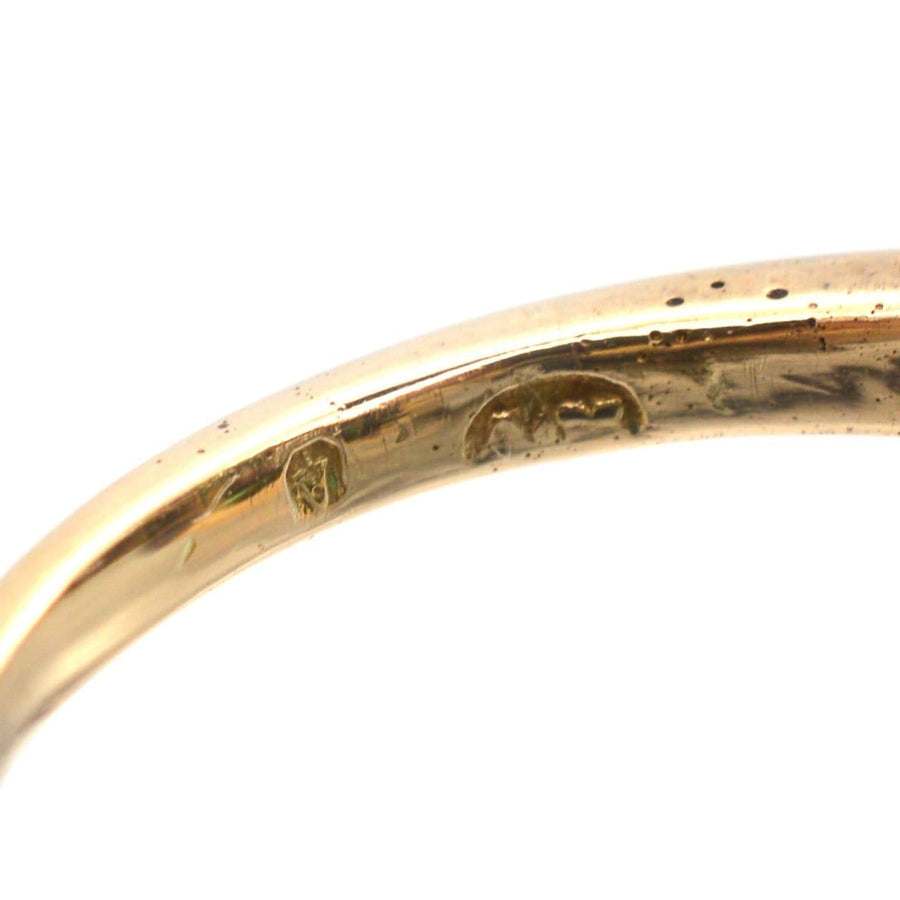 一枚复古 18K 金戒指上的印记特写，展示了真实的 1925 年装饰艺术细节。