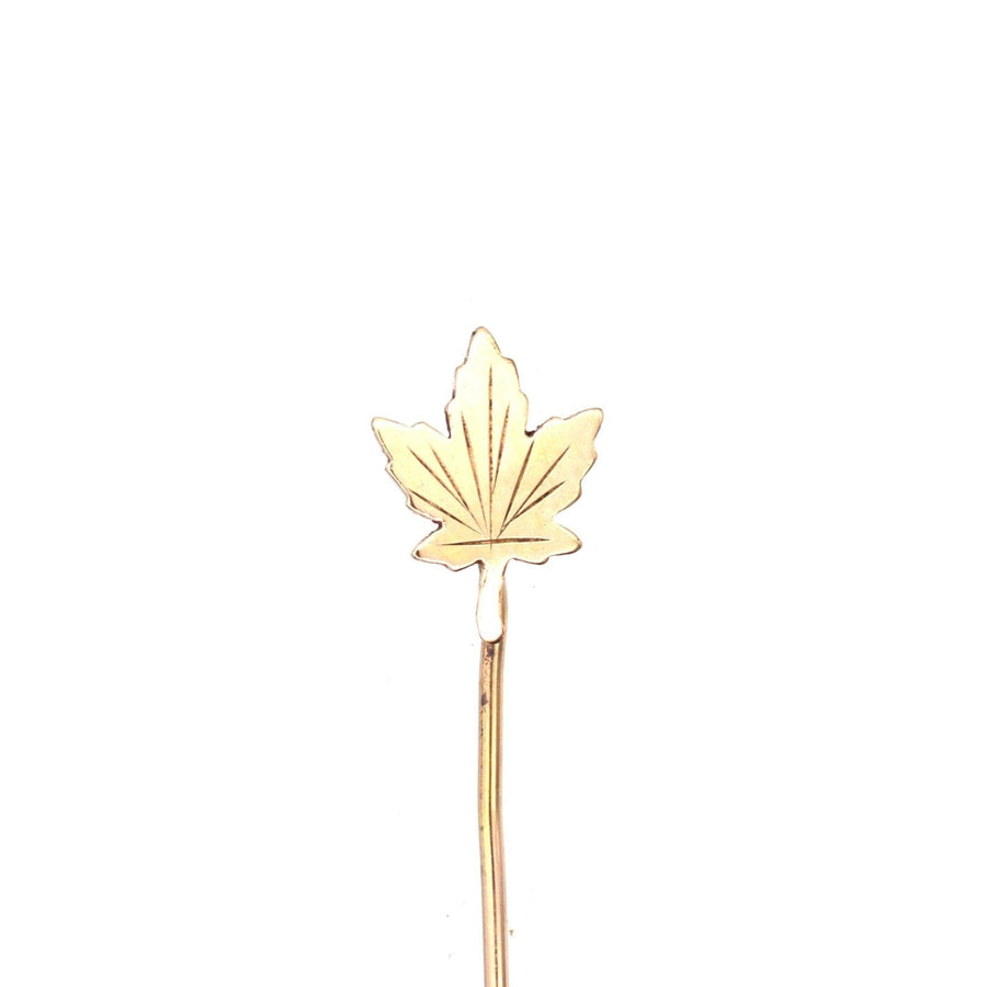 装饰艺术风格的滚金枫叶领带别针，象征加拿大和凯尔特神话。