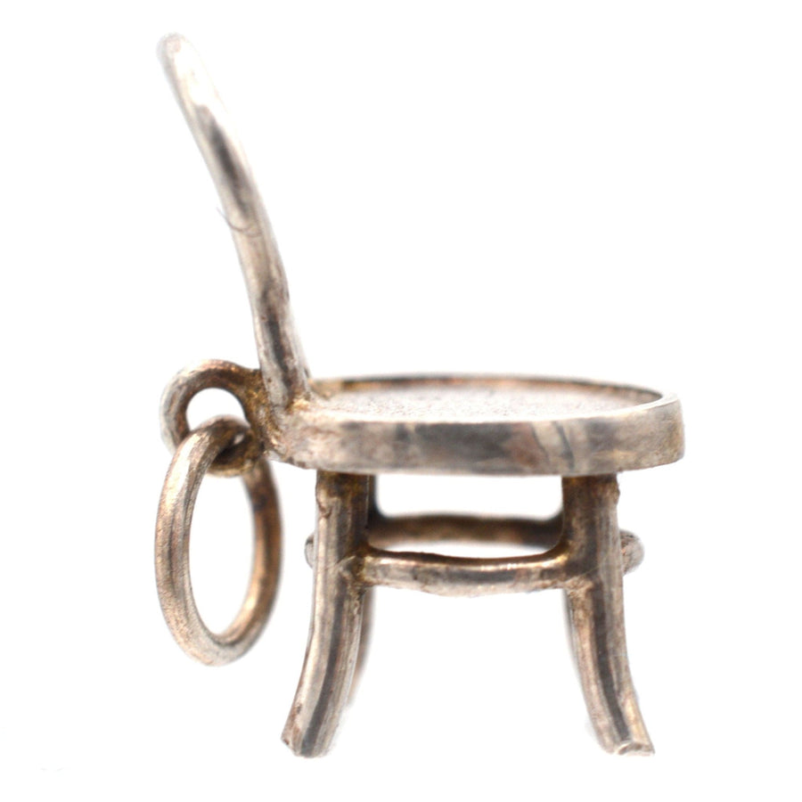 小巧的银质装饰艺术风格本特伍德 Thonet 法式小酒馆椅子吊坠，约制作于 20 世纪 20 年代至 40 年代。