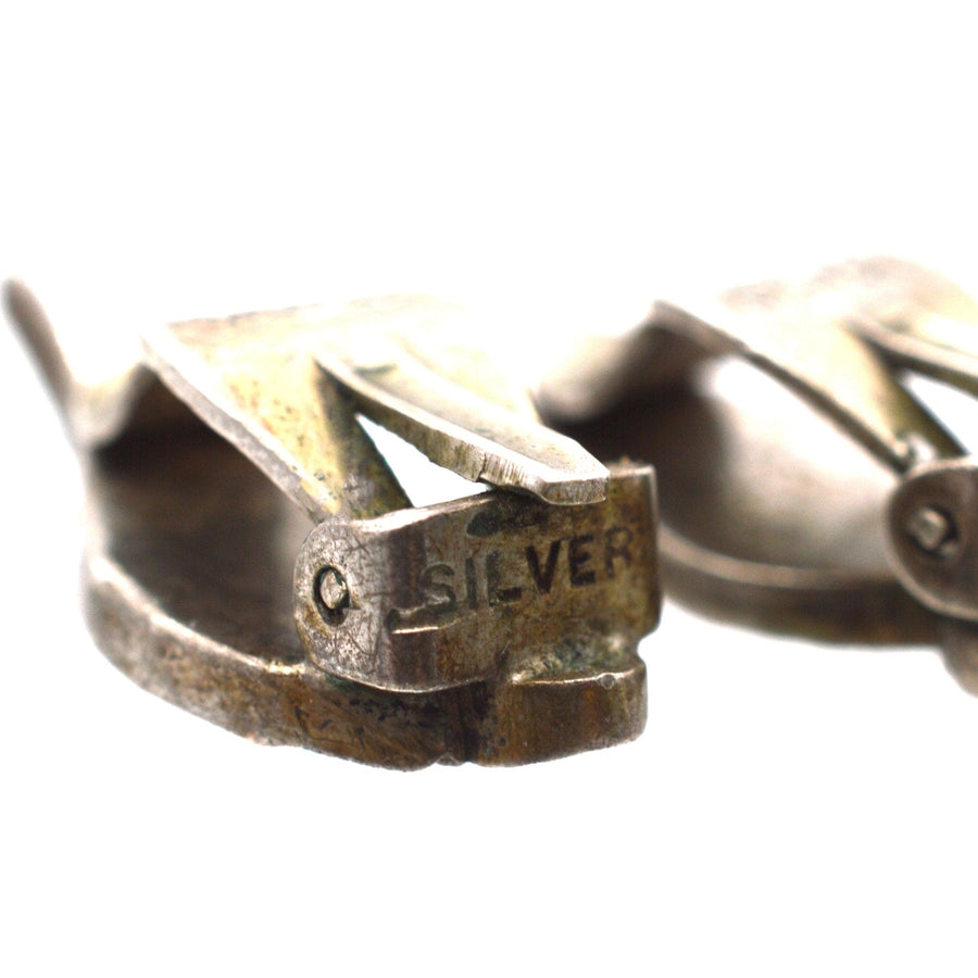 带有 "SILVER "标记的复古银夹式耳环装置特写，展现装饰艺术风格。