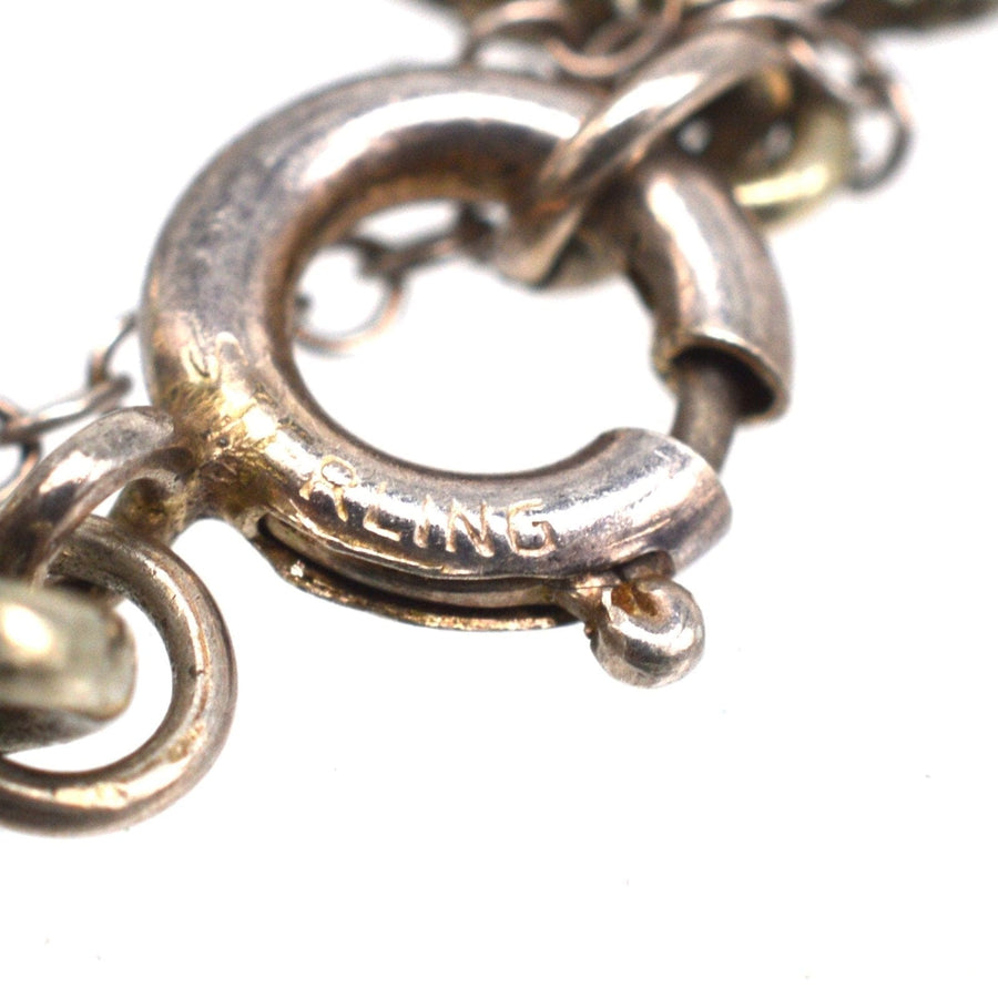 装饰艺术银手镯搭扣特写，展示 "Sterling "雕刻。