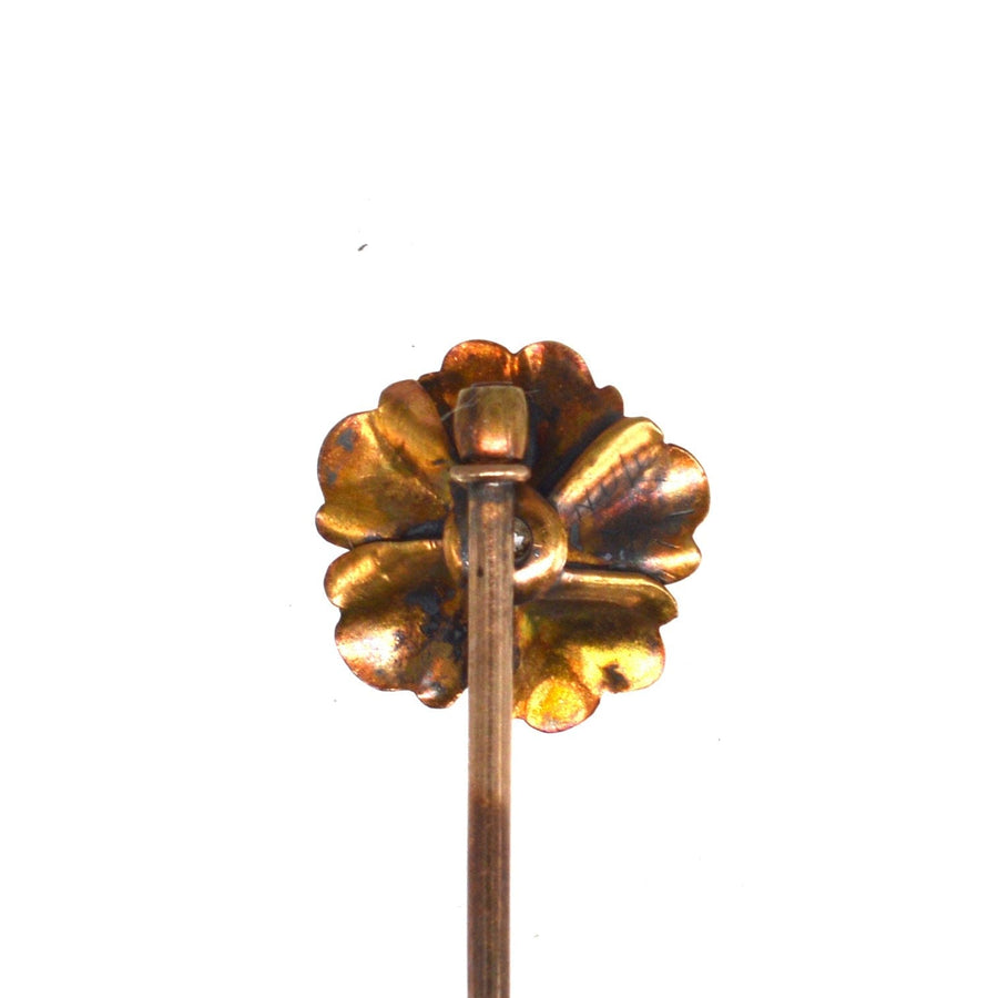 新艺术风格的 9K 金花朵领带别针，具有复杂的花朵设计和复古魅力。