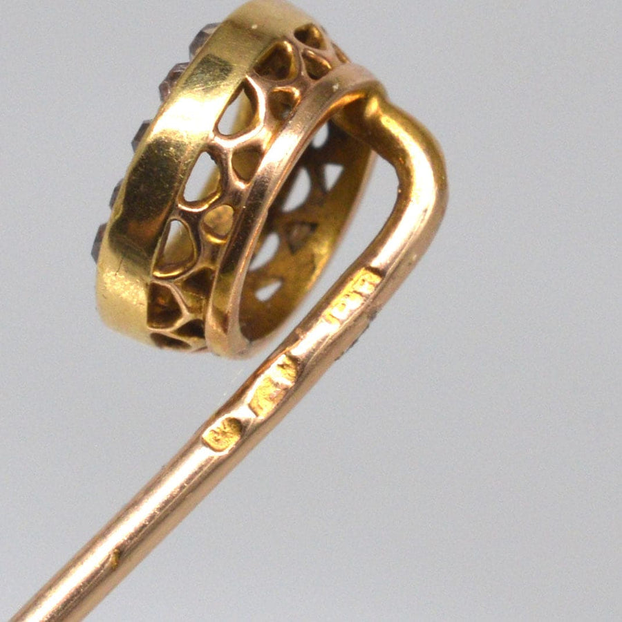 奥匈帝国 14K 金镶钻领带胸针特写，展示了复杂的圆形设计。