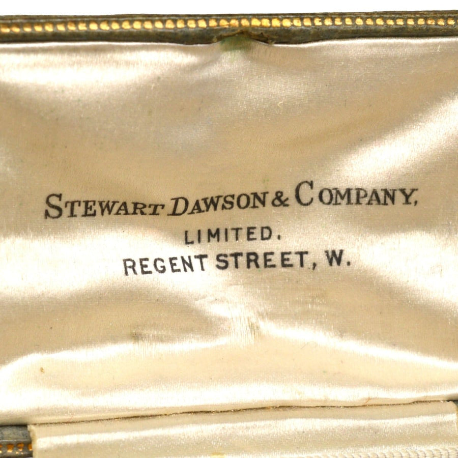 摄政街 Stewart Dawson & Company 的室内标签，展示了精湛的工艺和传统。