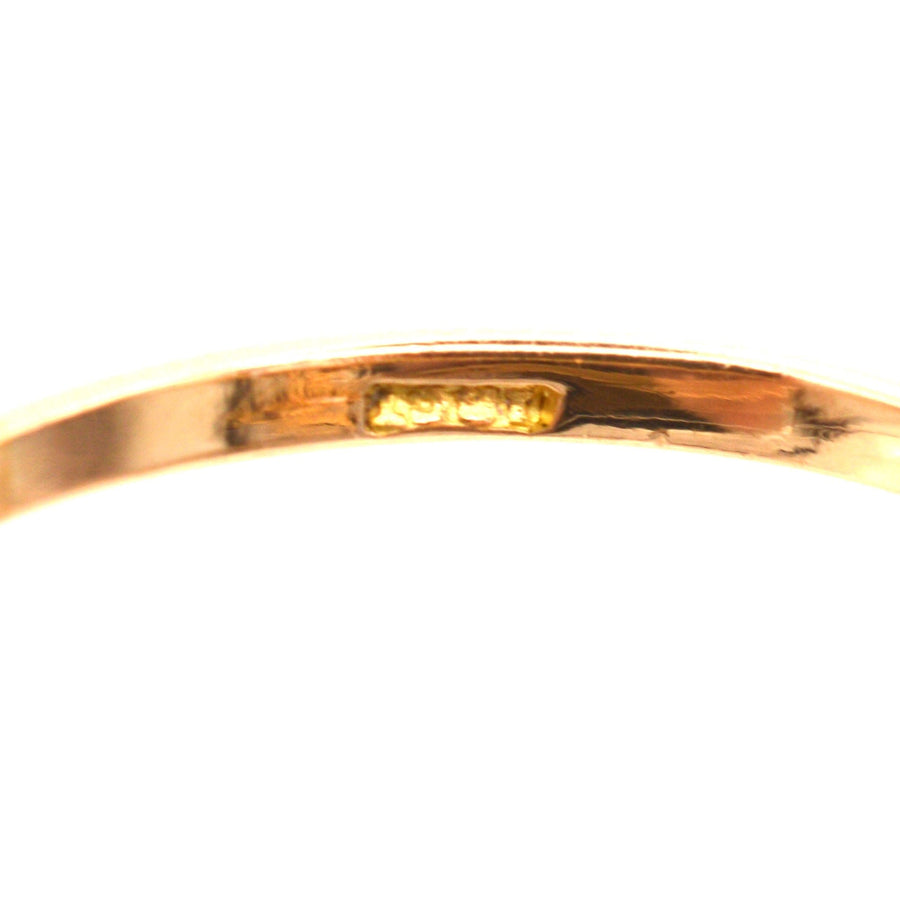 18K 金戒指内圈特写，显示印记细节。