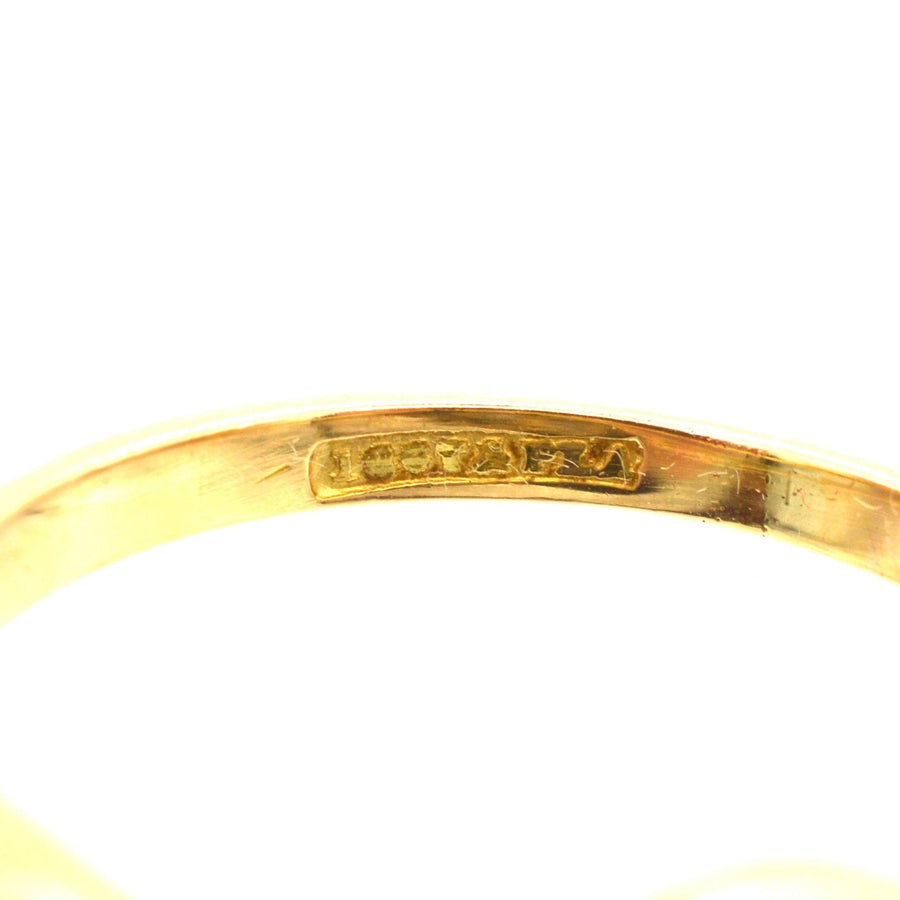爱德华时期 18K 金戒指内部印记特写，彰显品质和工艺。