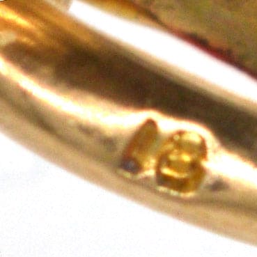 爱德华黄金吊坠上的 18K 金印记确保了作品的质量和真实性。