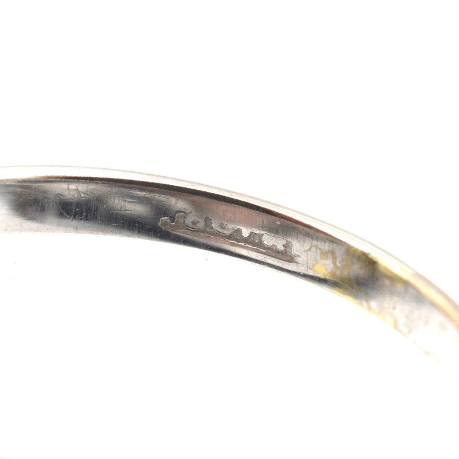 一枚爱德华时期 18ct 白金和铂金双簇钻戒的内圈特写，显示其印记。