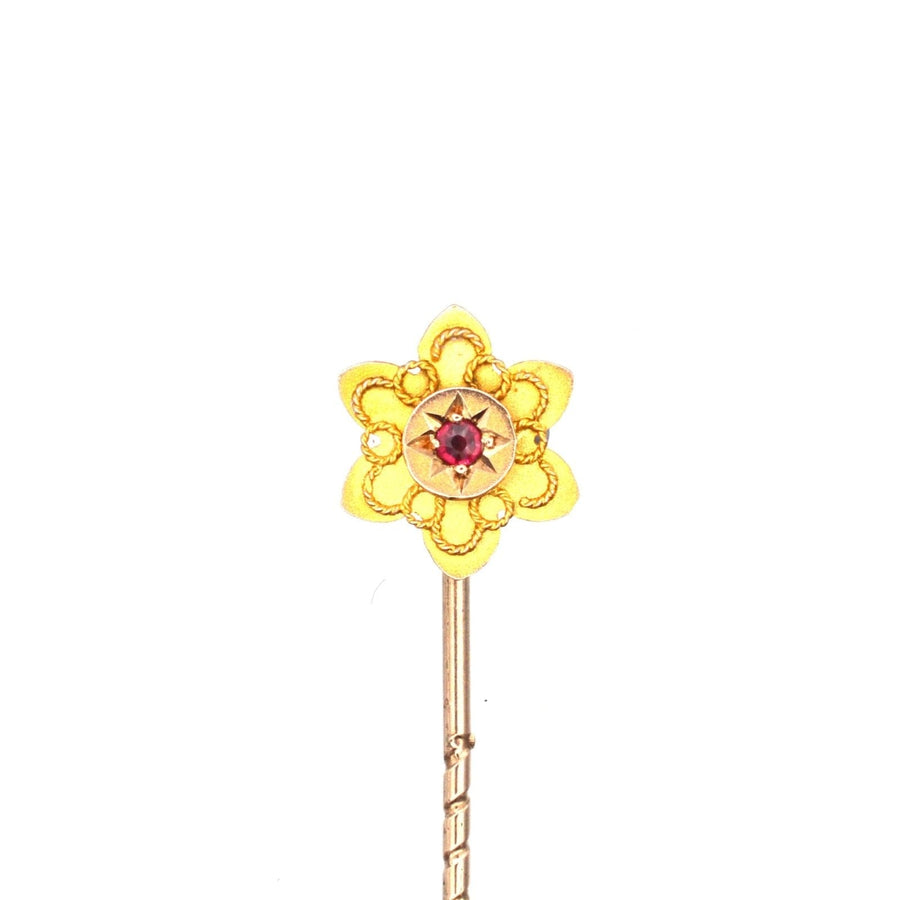 爱德华时期的 9K 金花领带夹，镶嵌一颗红宝石，由 E F Braham Ltd 于 20 世纪制作，是色彩缤纷的领带的理想之选。