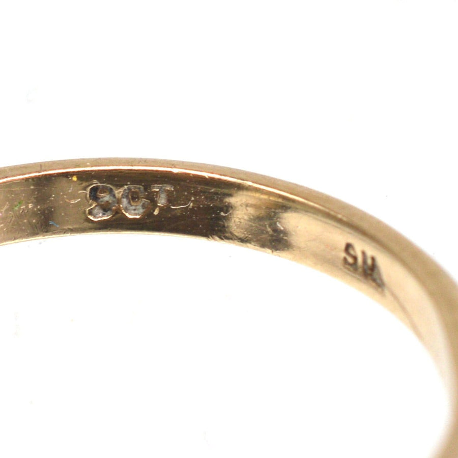 爱德华时期 9ct 金戒指上的印记特写，展示其 9ct 金的真实性和工艺。