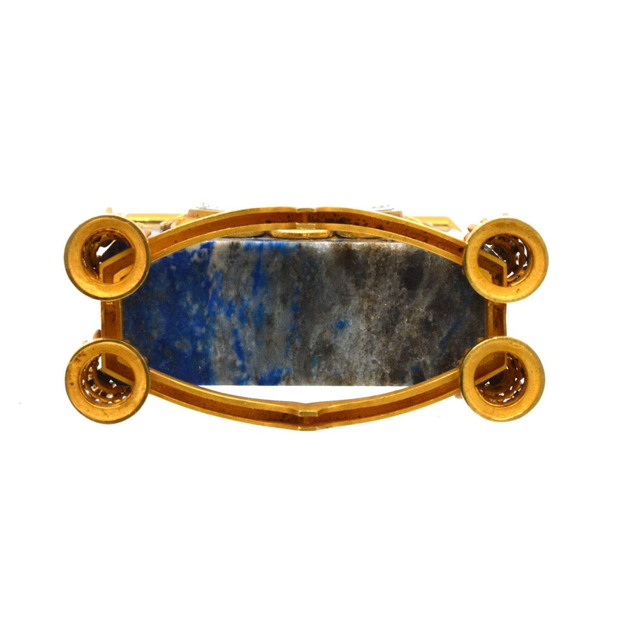de Brysal 18K 金青金石钟底座特写，展示了复杂的工艺和设计。