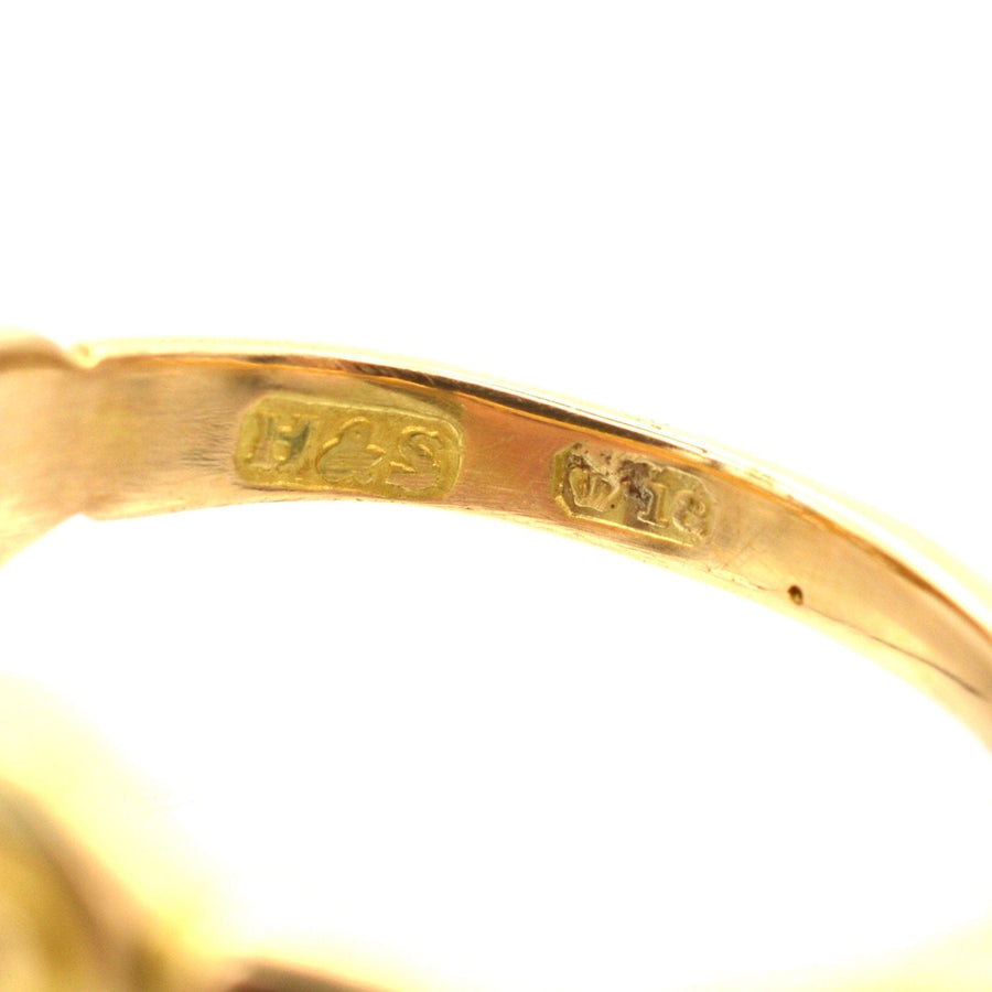 一枚维多利亚晚期 18K 金戒指内侧的印记和黄金纯度戳记特写。